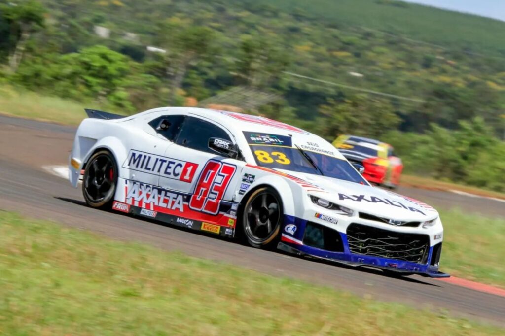 Carro número 83 de Gabriel Casagrande e Alex Seid, durante a prova de Campo Grande (MS). Foto: Luciano Santos/ SIGCom