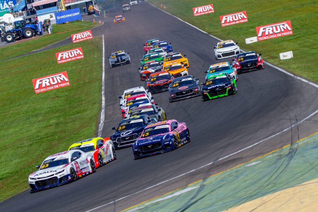 A 2ª etapa da NASCAR Brasil foi disputada no traçado oval do autódromo de Goiânia. Foto: Luciano Santos/ SiGCom.
