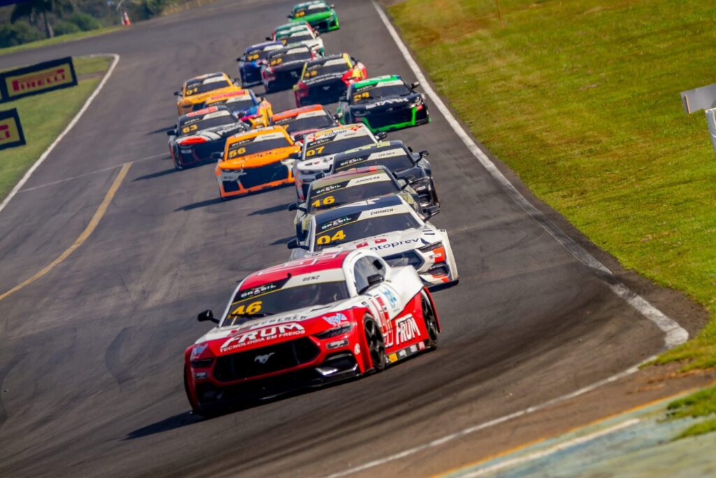 Carro número 46 de Vitor Genz andando na frente na corrida 1 em Goiânia. Foto: Luciano Santos/ SiGCom.
