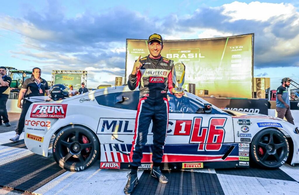 O piloto MILITEC 1 exibe o troféu da conquista da Super Pole, em Cascavel  (PR). Foto: Luciano Santos/ Sig Comunicação 
