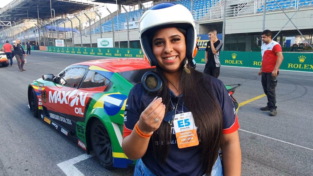 Beatriz Silva não conteve a empolgação com a adrenalina lá em cima na volta rápida em Interlagos. Foto: Renyere Trovão
