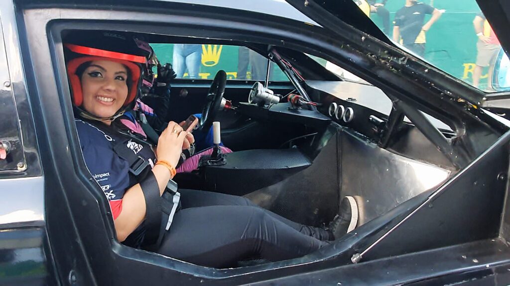 Erika Gimenes fez questão de gravar com o celular toda a volta rápida a bordo de um protótipo da NASCAR Brasil. Foto: Renyere Trovão
