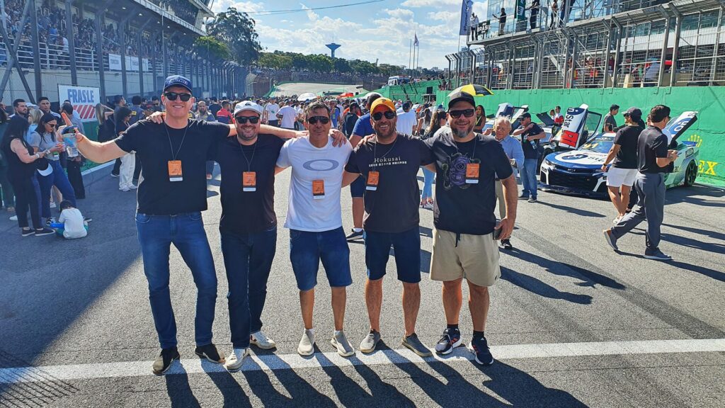 Eduardo Ronzoni (1º à esq.), da Motortech (SC), e os seus convidados durante o Grid Walk antes da largada da NASCAR Brasil. Foto: Renyere Trovão
