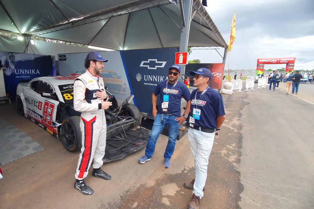 Gustavo Guimarães (centro) e Vagner do Espírito Santo (dir.), da Triunfo Lubrificantes conversam com o piloto Alex Seid na área dos boxes. Foto: Renyere Trovão
