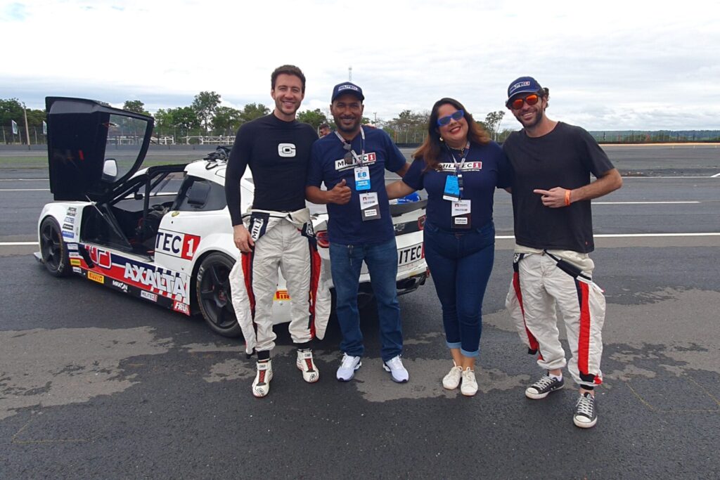 Amanda e Gustavo, da Triunfo, fazem um registro com os pilotos MILITEC 1 Gabriel Casagrande (esq.) e Alex Seid. Foto: Renyere Trovão
