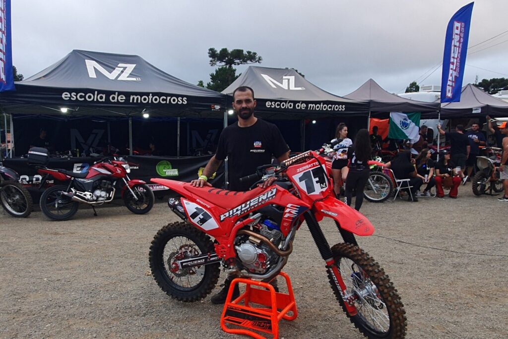 Alan “Piqueno” Medeiros com uma das motos preparadas em sua oficina em Campina Grande do Sul. Foto: Renyere Trovão