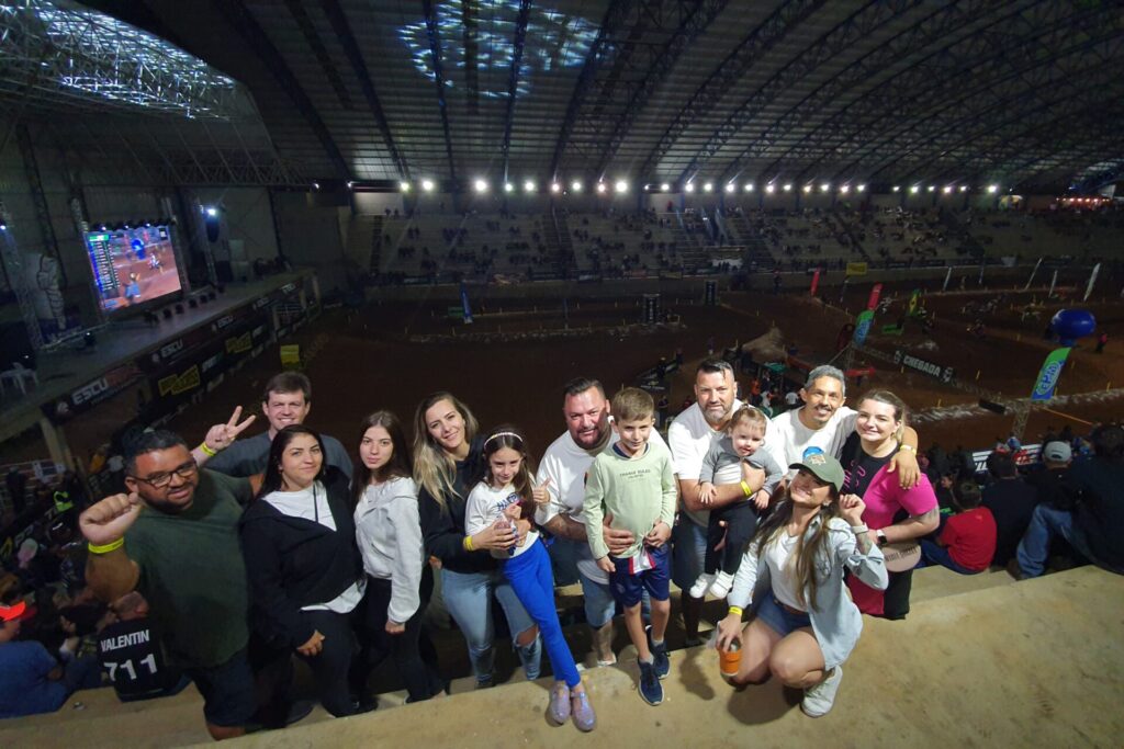 O piloto tinha uma torcida especial na arquibancada. Familiares e amigos torceram do início ao fim e comemoraram as vitórias de Otávio. 
“Gostamos muito de acompanhar as corridas e dessa atmosfera de motos. Especialmente do velocross, onde envolve velocidade na terra, o que deixa a adrenalina ainda mais alta. A pista, por ser na arena, também é bem difícil para os pilotos, elevando o nível, principalmente nas ultrapassagens! Foi emoção do início ao fim na torcida para o Otávio”, comentou Emerson Lima, tio da namorada do jovem competidor.
