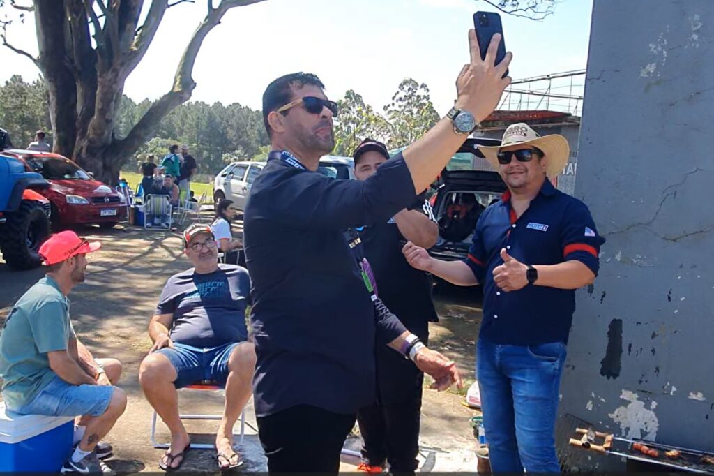 Embaixador da MILITEC Brasil, Marcos Roberto Marjanski, registra uma selfie com vendedores de MILITEC 1 no Rio Grande do Sul. Foto: Renyere Trovão
