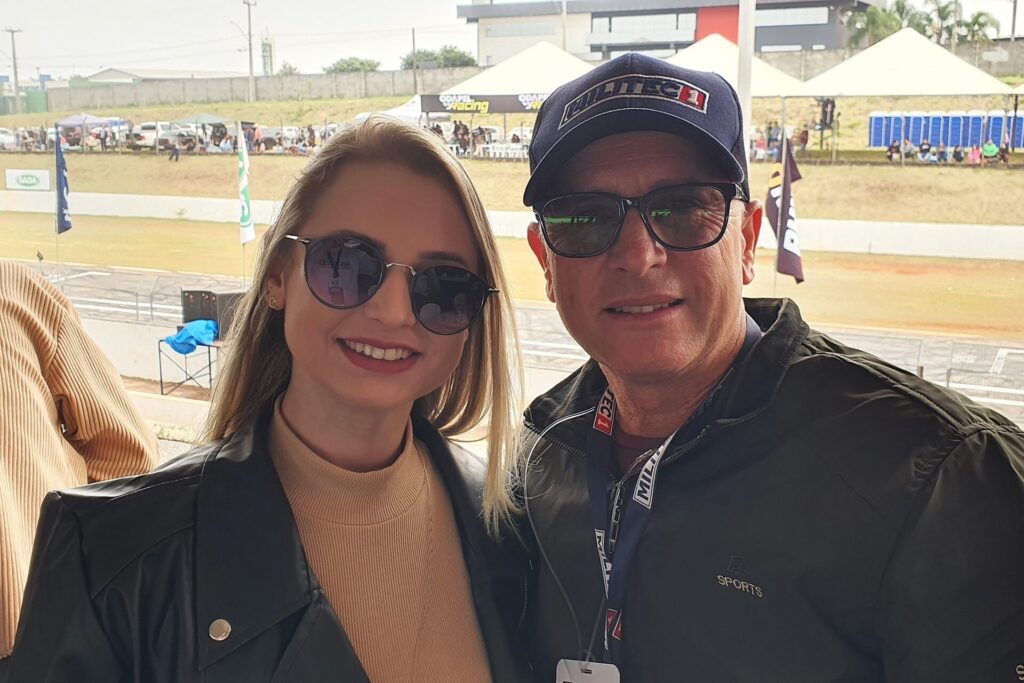 Gleise Vieira, da AGS Lubrificantes, ao lado do pai, Dilson Vieira, que visitou pela primeira vez o autódromo de Cascavel. Foto: Renyere Trovão
