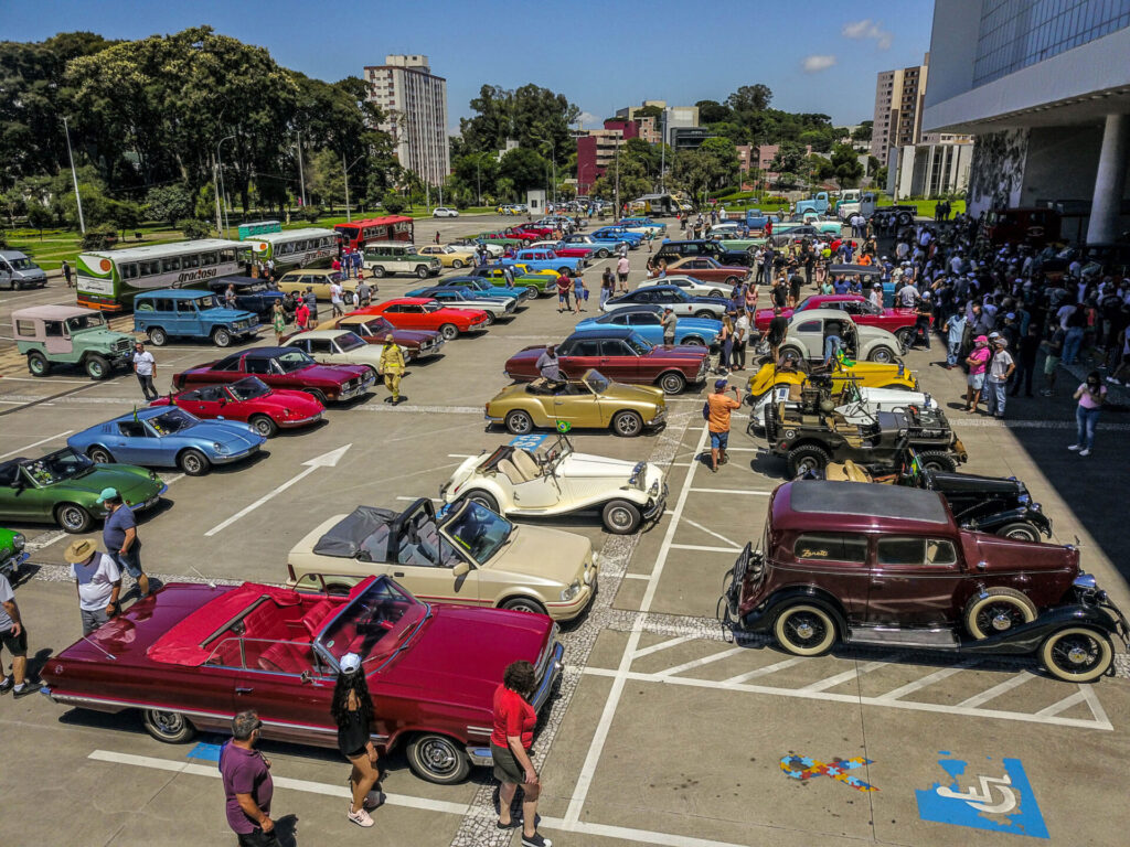 Veículos do passado recriam um clima de nostalgia em Curitiba, com o retorno da placa preta tradicional. Foto José Fernando OguraAEN