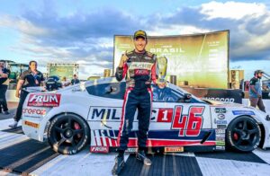 O piloto MILITEC, Vitor Genz, exibe o troféu pela conquista da #superpole em Cascavel. Foto: Luciano Santos/ SIG Comunicação