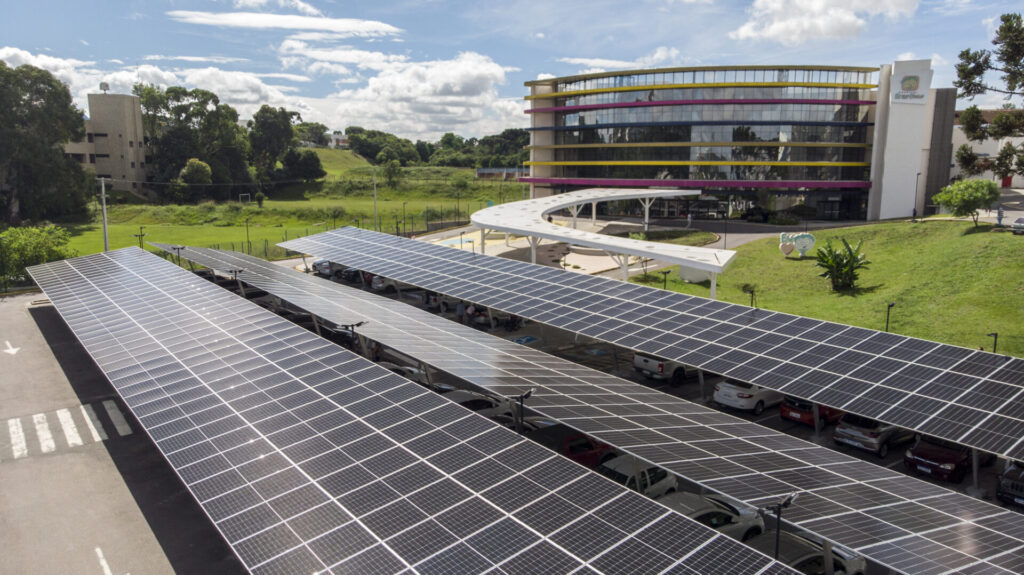 As placas solares instaladas na cobertura do estacionamento do complexo do Erasto Gaertner. Foto: Marcelo Almeida/ Divulgação