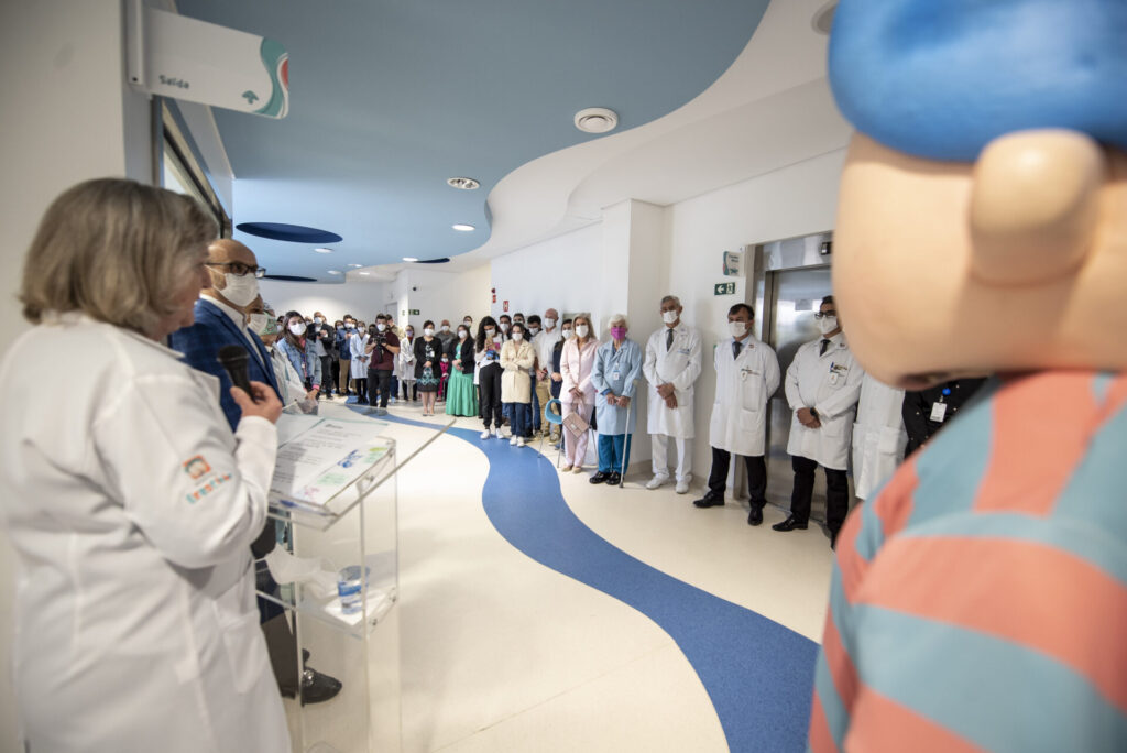 Médicos, funcionários, pacientes e convidados durante a inauguração da nova sala de cirurgia. Foto: Marcelo Andrade/ Divulgação