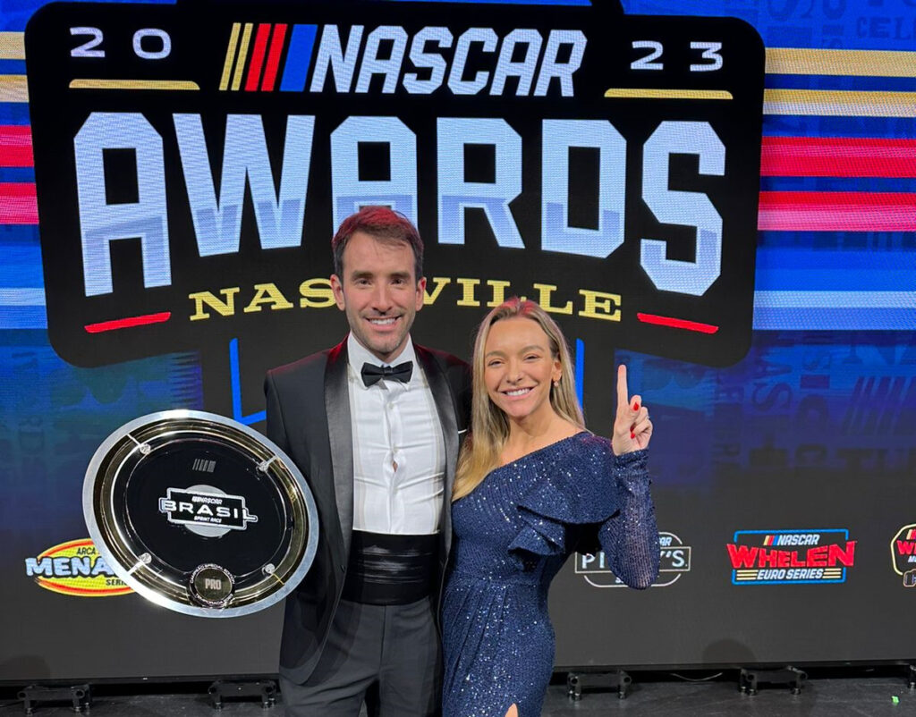 Vitor Genz, ao lado da mulher Ana Gehring, durante a premiação no NASCAR Awards 2023, em Nashville (EUA). Foto: Nascar/ Divulgação