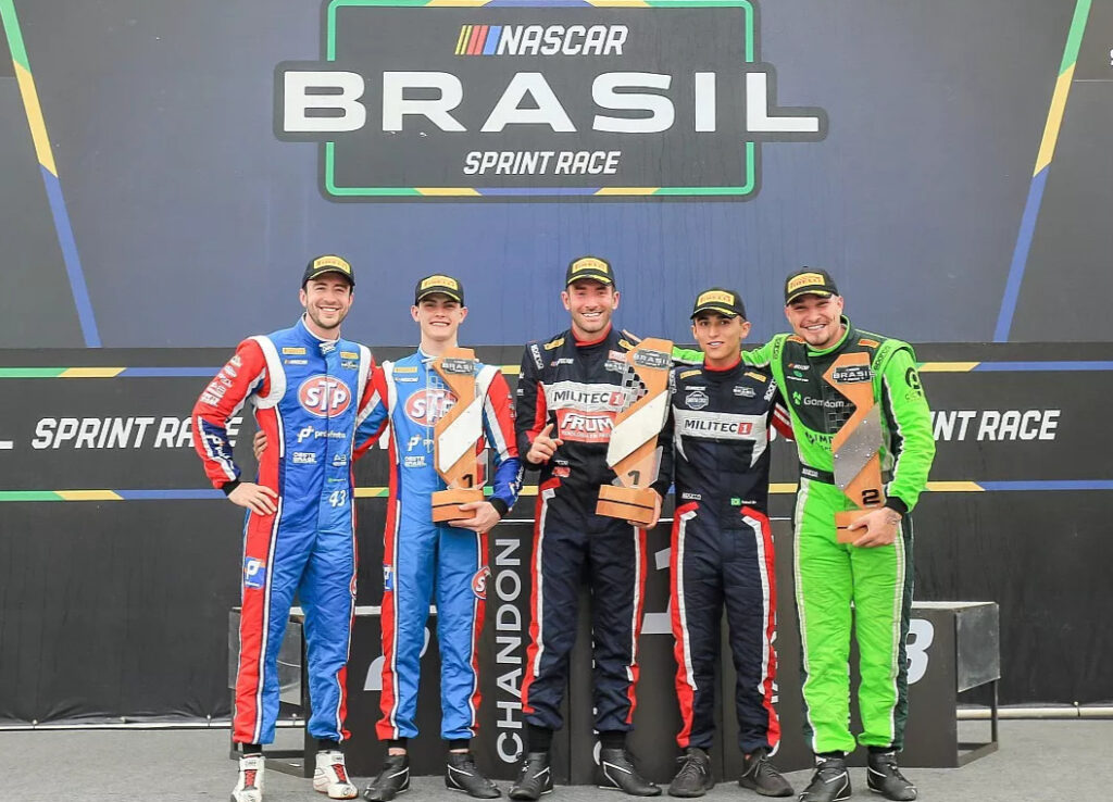 Campeões na Special Edition: (esq. para dir.) Gabriel Casagrande e Guilherme Backes (PROAM); Vitor Genz e Rafa Dias (PRO); e MC Gui (AM). Foto: NASCAR Brasil/ Divulgação