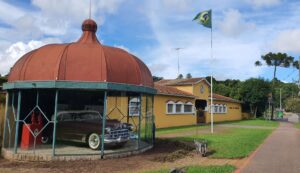 Os carros expostos se revezam com frequência na redoma de vidro, que virou a marca registrada do Museu de Curitiba. Foto: Renyere Trovão
