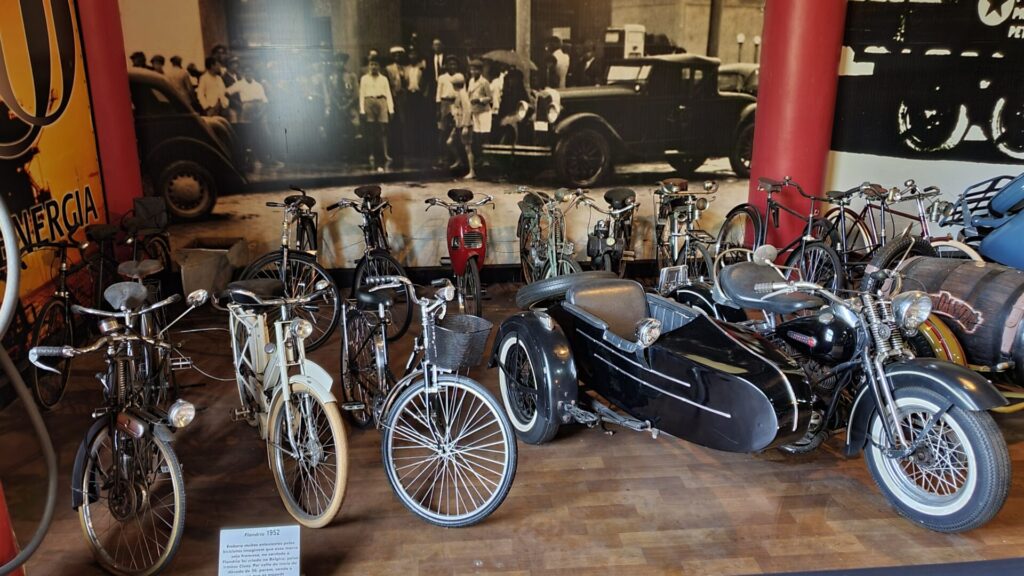 O passeio no Museu do Automóvel de Curitiba inclui apreciar motos e bicicletas motorizadas das décadas de 1950 e 60. Foto: Renyere Trovão