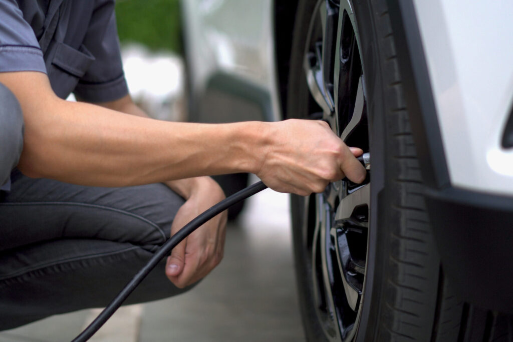 O pneu vazio aumenta o consumo de combustível e diminui a estabilidade do carro. Foto: Divulgação/ Canva