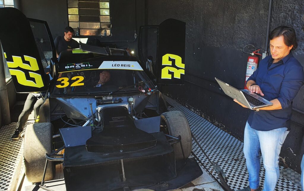 Thiago Marques, organizador da NASCAR Brasil, olha os resultados do teste no notebook. Foto: Renyere Trovão.
