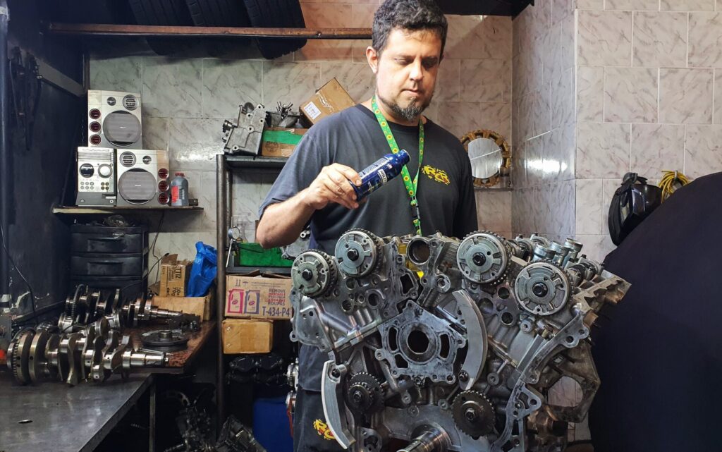 O preparador Rodrigo Camargo, da RCR, revela que MILITEC 1 facilita a manutenção dos motores. Foto: Renyere Trovão.
