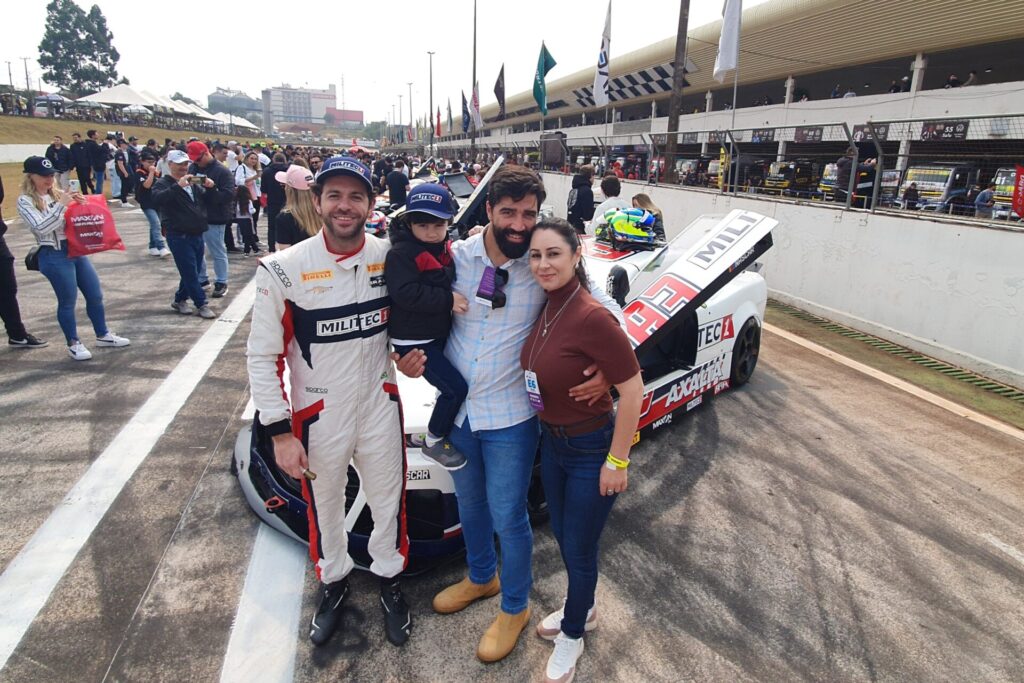 Alex Seid e clientes do MILITEC 1 durante visitação aberta na pista em Cascavel. Foto: Renyere Trovão
