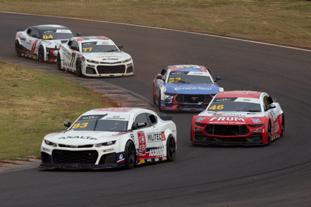 Chevrolet Camaro 83 de Casagrande e Seid e Ford Mustang 46 de Vitor Genz disputando posições na etapa de Cascavel. Foto: SIG Comunicação/ Divulgação
