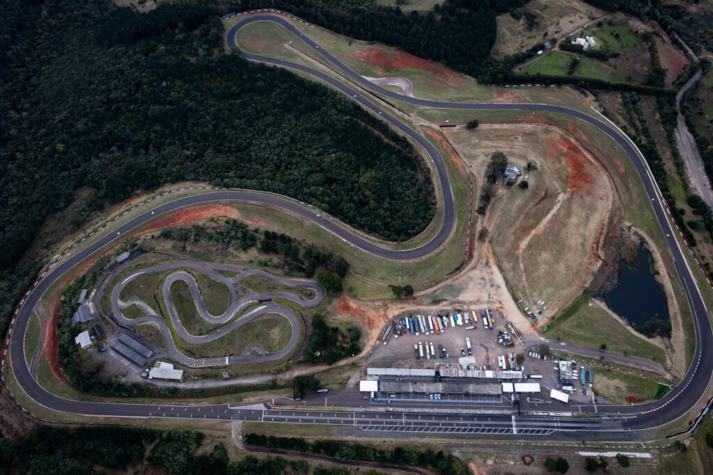 O circuito de Tarumã, em Viamão (RS), é conhecido como o “Templo da Velocidade”, pelas retas e curvas de alta. Foto: Duda Bairros/ Divulgação/ Copa Truck
