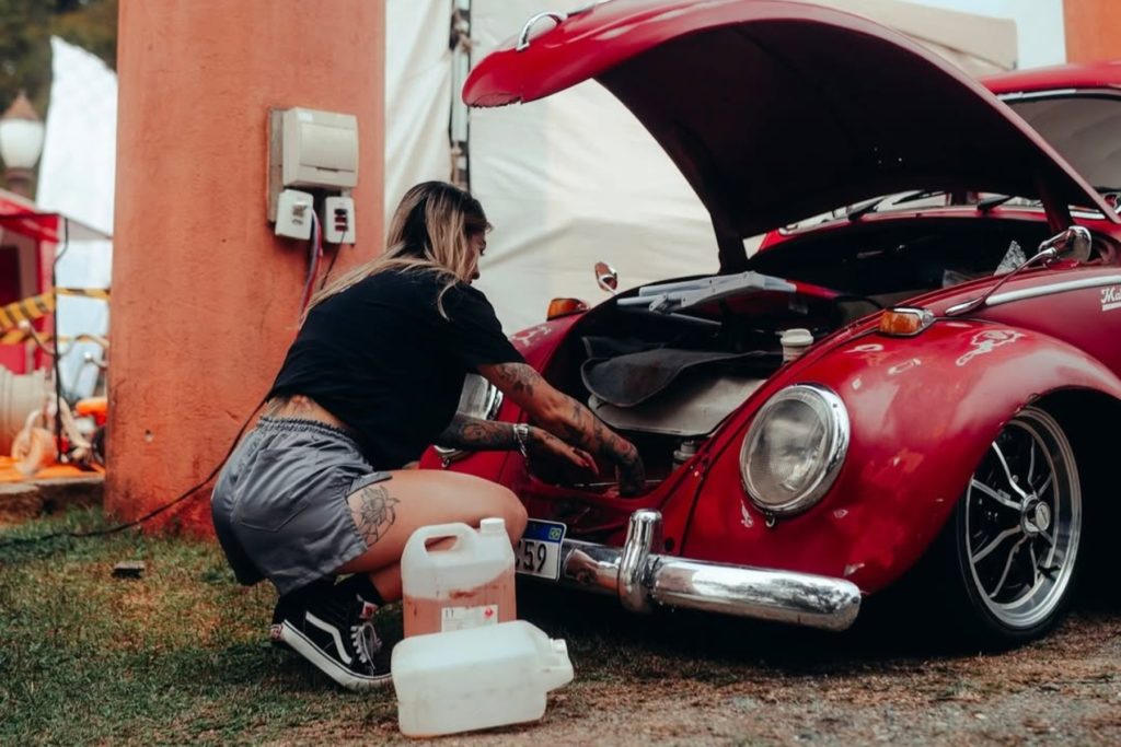 Nicole leva uma série de acessórios no compartimento frontal do Fusca para as emergências. Foto: Reprodução/ Instagram
