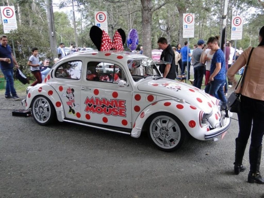 O Fusca Minnie Mouse é um dos mais badalados pelo público em encontros de carros antigos em Curitiba. Foto: Arquivo pessoal