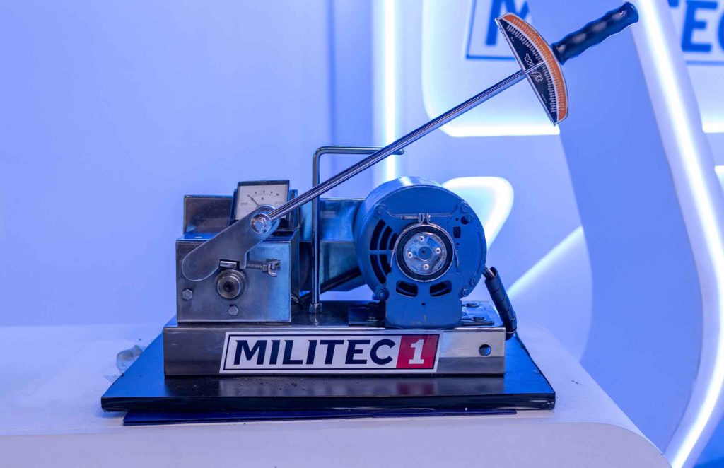 Máquina de Atrito Tinken utilizada para demonstração do Militec 1 durante o Salão do Automóvel 2025