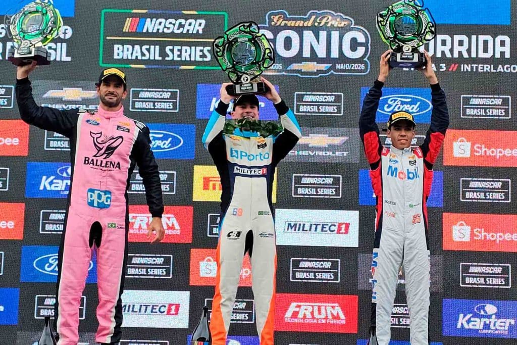 Nicolas Costa no pódio na Nascar Brasil